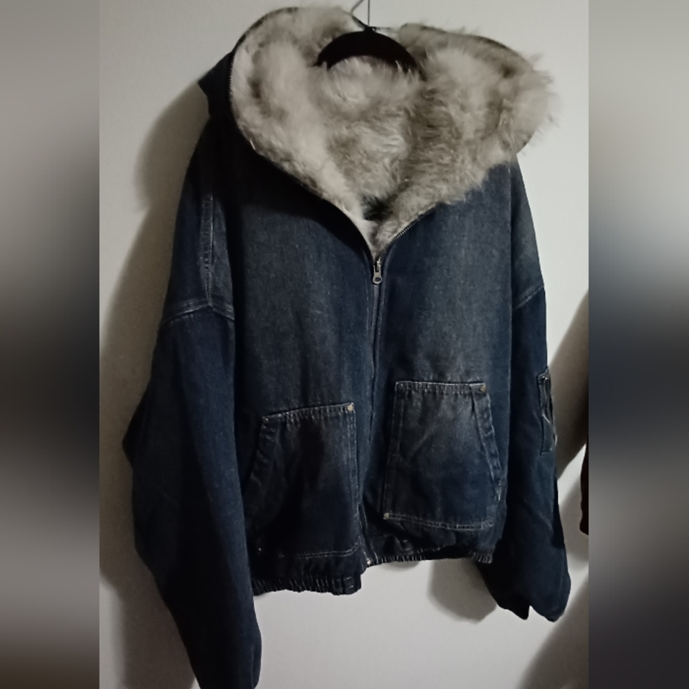 Stylish Blue Denim Jacket with Faux Fur Trim